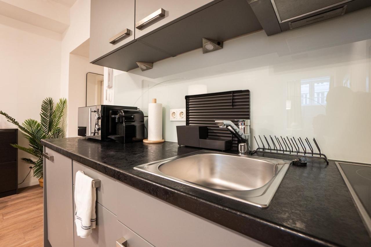 Stylish Apartment With Dedicated Working Space And Super King-Size Bed Located Between City Centre And Donau River Vienna Exterior photo